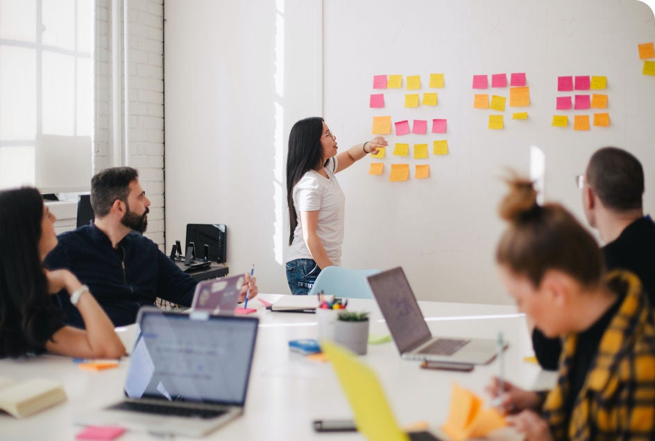 People collaborating with post-its 